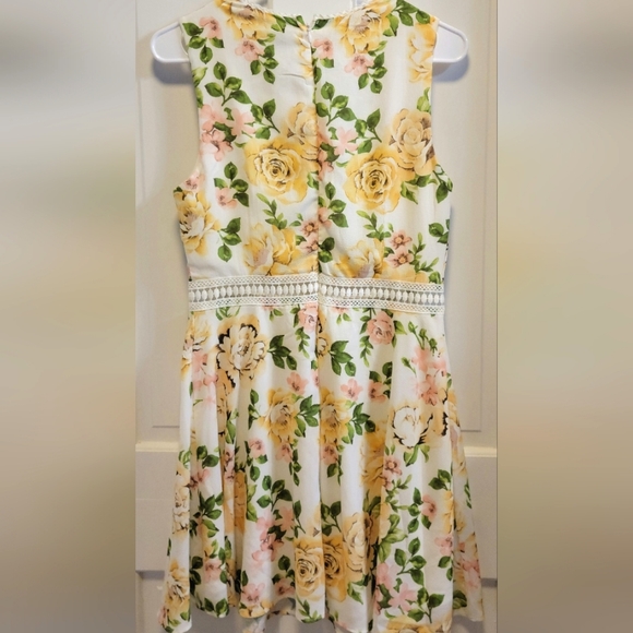 Disney Princess-Girl's Dress-Very Gently Used-Size Medium-Yellow & White - Picture 3 of 3